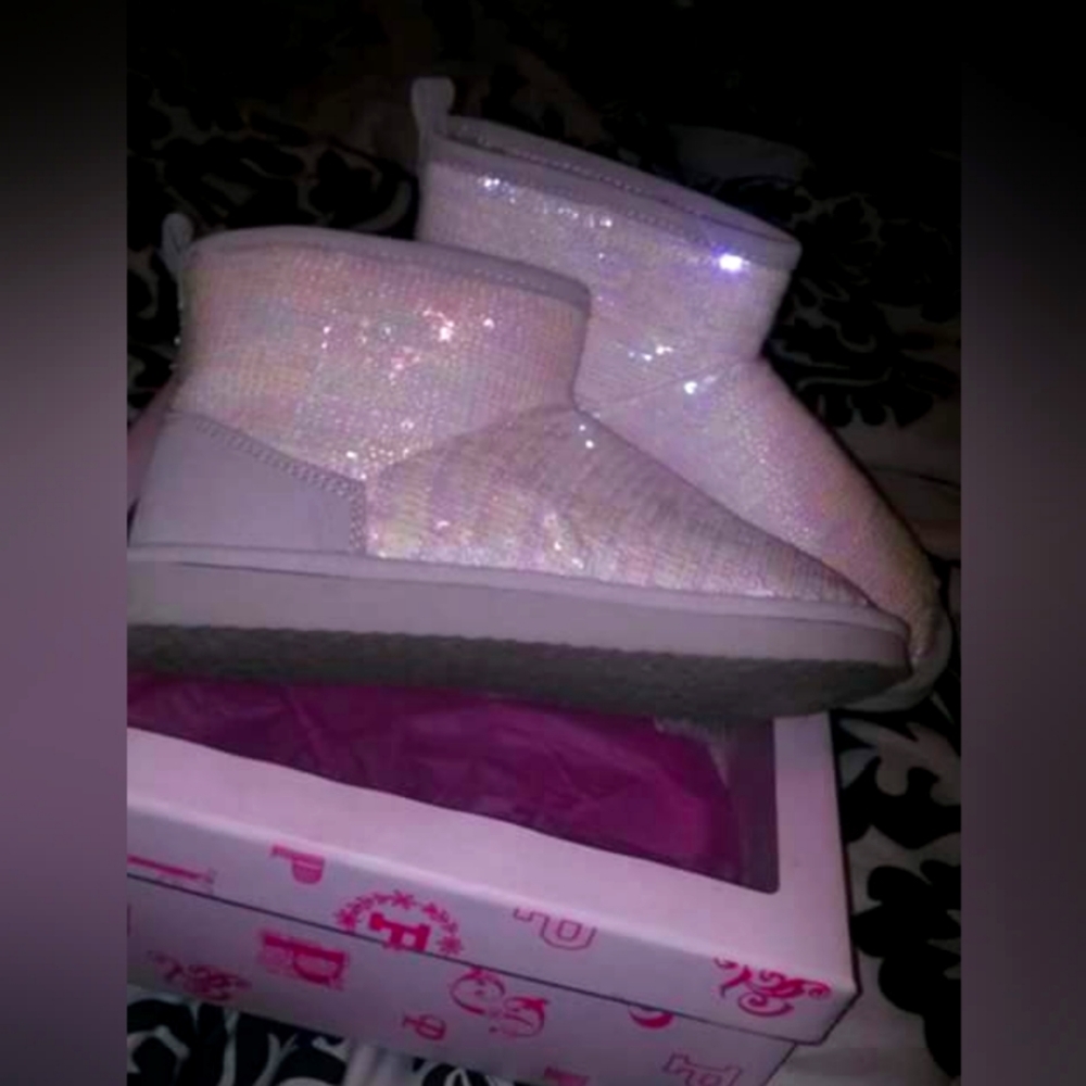 RARE DEADSTOCKTED VINTAGE LIMITED EDITION VS PINK ALL SEQUENCE & FUR LINED BOOTS